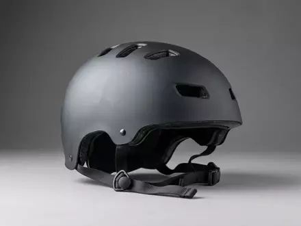 Fotorealistische Studioaufnahme von Skatehelm zum Thema Triple Eight Dual Certified, klare Lichtfuehrung - Foto: THN