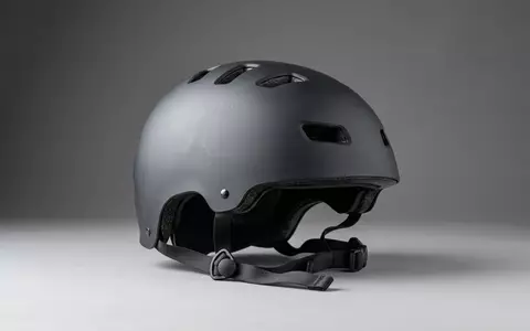 Fotorealistische Studioaufnahme von Skatehelm zum Thema Triple Eight Dual Certified, klare Lichtfuehrung - Foto: THN