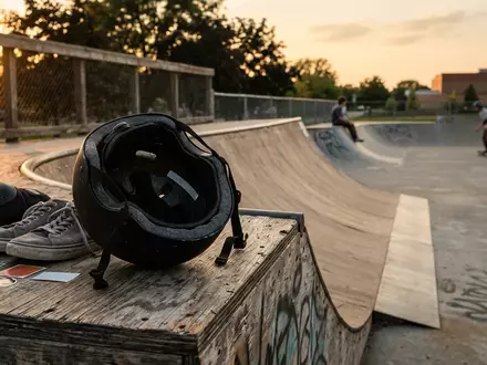 Fotorealistische Aufnahme von Skatehelm an der Rampe zum Thema Triple Eight Dual Certified, warmes Abendlicht - Foto: THN