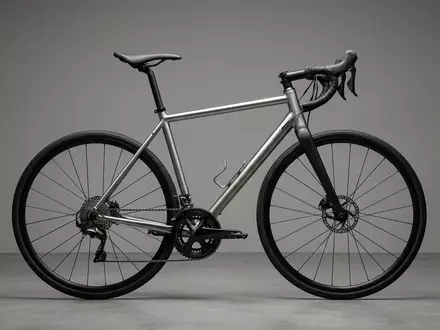 Fotorealistische Studioaufnahme von Rennrad zum Thema Trek Domane AL 2, klare Lichtfuehrung - Foto: THN
