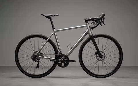 Fotorealistische Studioaufnahme von Rennrad zum Thema Trek Domane AL 2, klare Lichtfuehrung - Foto: THN