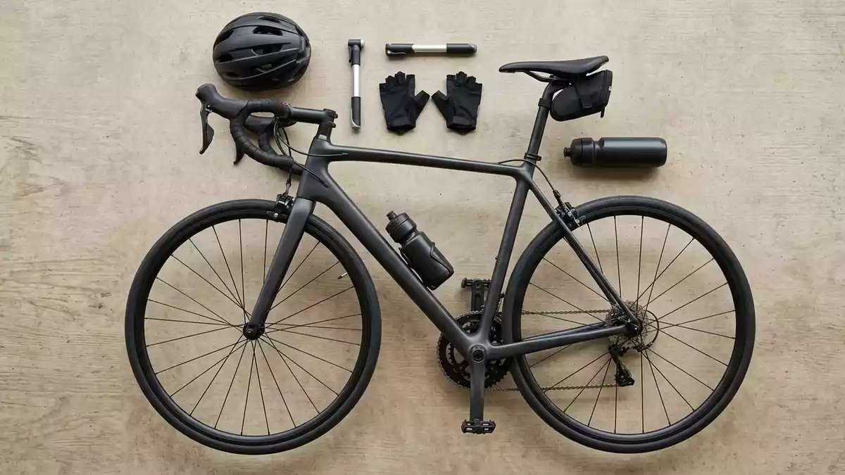 Flatlay-Arrangement rund um Rennrad mit passenden Requisiten von oben, neutral