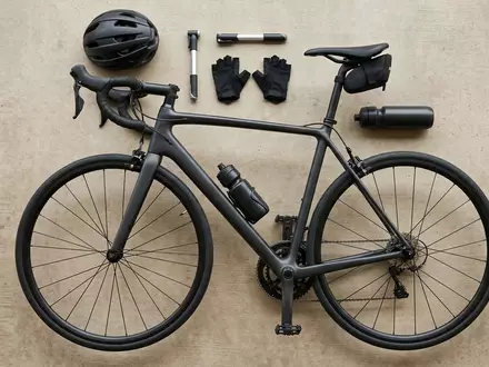 Flatlay-Arrangement rund um Rennrad zum Thema Trek Domane AL 2, weiches Oberlicht - Foto: THN