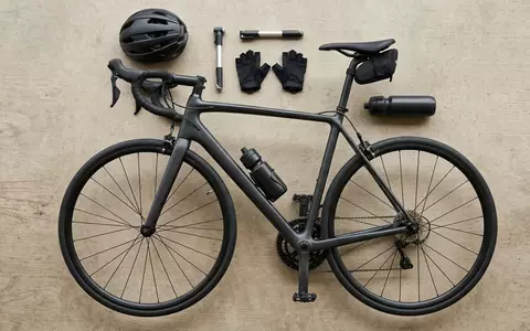 Flatlay-Arrangement rund um Rennrad zum Thema Trek Domane AL 2, weiches Oberlicht - Foto: THN