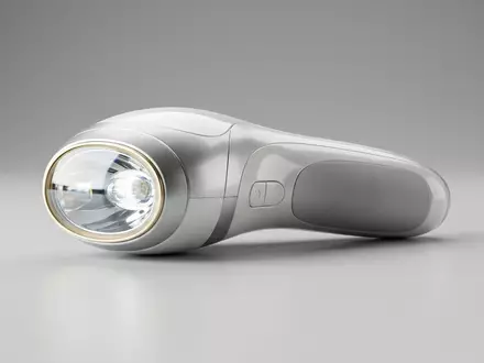 Fotorealistische Studioaufnahme von Haarentfernungsgeraet zum Thema Tria Hair Removal Laser, klare Lichtfuehrung - Foto: THN