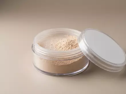 Fotorealistische Studioaufnahme von Loser Gesichtspuder zum Thema Huda Beauty Easy Bake, klare Lichtfuehrung - Foto: THN