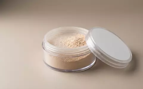 Fotorealistische Studioaufnahme von Loser Gesichtspuder zum Thema Huda Beauty Easy Bake, klare Lichtfuehrung - Foto: THN