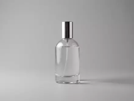 Fotorealistische Studioaufnahme von Eau de Parfum zum Thema Hugo Boss Alive EdP, klare Lichtfuehrung - Foto: THN