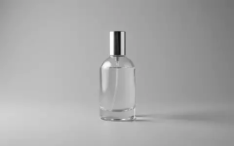 Fotorealistische Studioaufnahme von Eau de Parfum zum Thema Hugo Boss Alive EdP, klare Lichtfuehrung - Foto: THN
