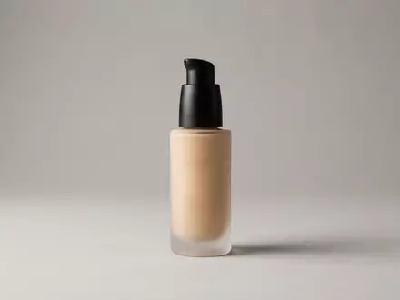 Fotorealistische Studioaufnahme von Fluessigfoundation zum Thema Huda Beauty FauxFilter Foundation, klare Lichtfuehrung - Foto: THN