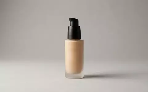 Fotorealistische Studioaufnahme von Fluessigfoundation zum Thema Huda Beauty FauxFilter Foundation, klare Lichtfuehrung - Foto: THN