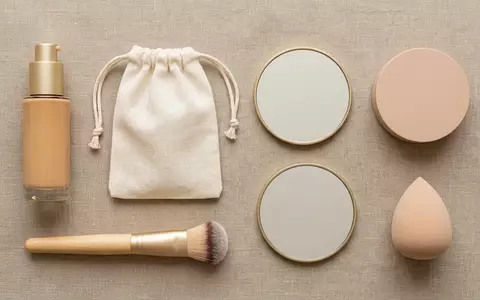 Flatlay-Arrangement rund um Fluessigfoundation zum Thema Huda Beauty FauxFilter Foundation, weiches Oberlicht - Foto: THN