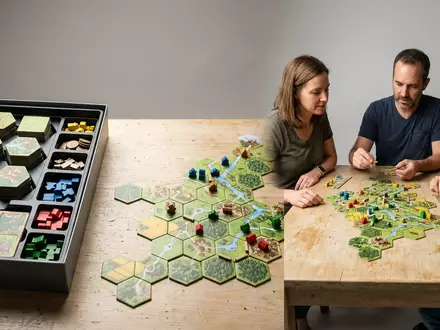 Fotorealistische Studioaufnahme von Strategiespiel zum Thema Kingdomino, klare Lichtfuehrung, sachlich dargestellt, markenneutral - Foto: THN