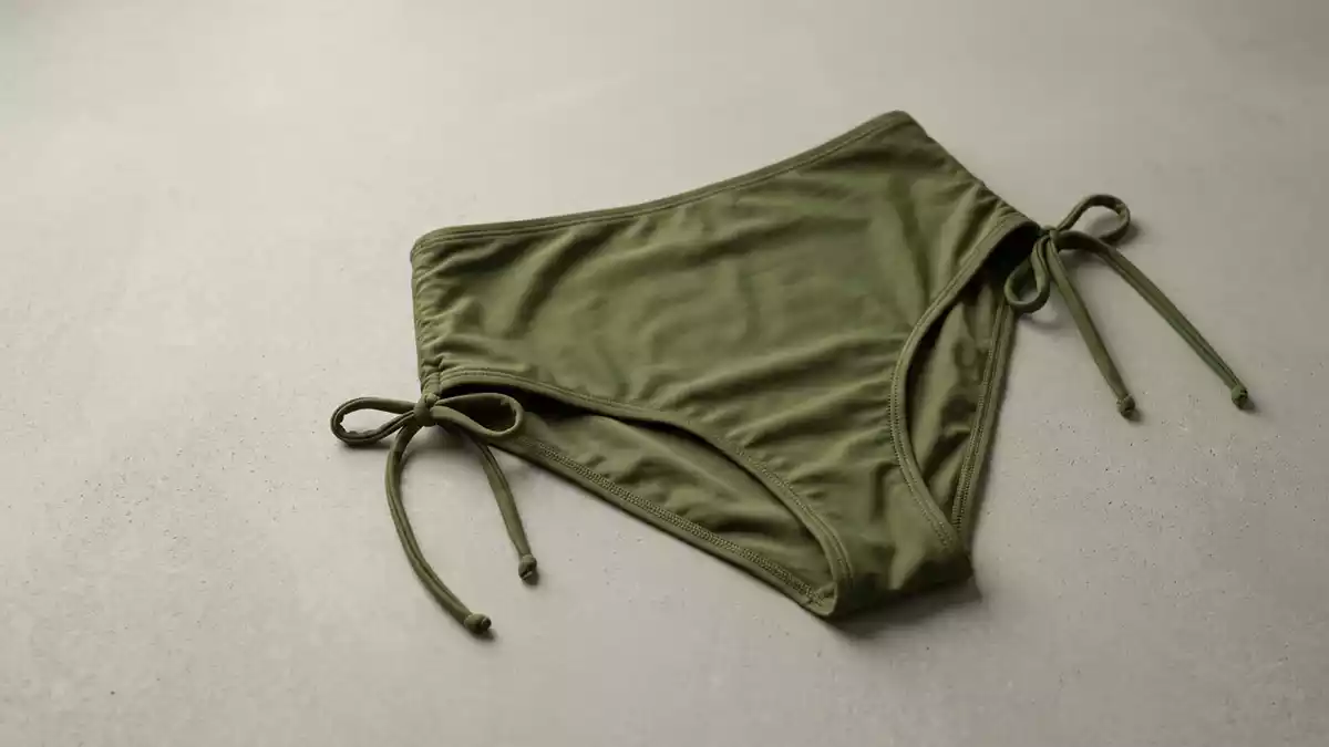 Fotorealistische Studioansicht von Bikinihose in neutraler Produktdarstellung, neutral