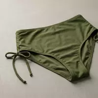 Fotorealistische Studioaufnahme von Bikinihose zum Thema Quiksilver Damen Bikini-Hose Highwaist, klare Lichtfuehrung - Foto: THN