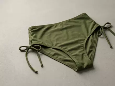 Fotorealistische Studioaufnahme von Bikinihose zum Thema Quiksilver Damen Bikini-Hose Highwaist, klare Lichtfuehrung - Foto: THN