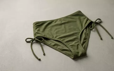 Fotorealistische Studioaufnahme von Bikinihose zum Thema Quiksilver Damen Bikini-Hose Highwaist, klare Lichtfuehrung - Foto: THN