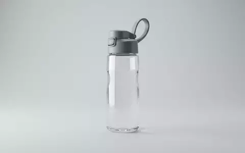 Fotorealistische Studioaufnahme von Trinkflasche zum Thema Quechua 500ml Fast Opening, klare Lichtfuehrung - Foto: THN
