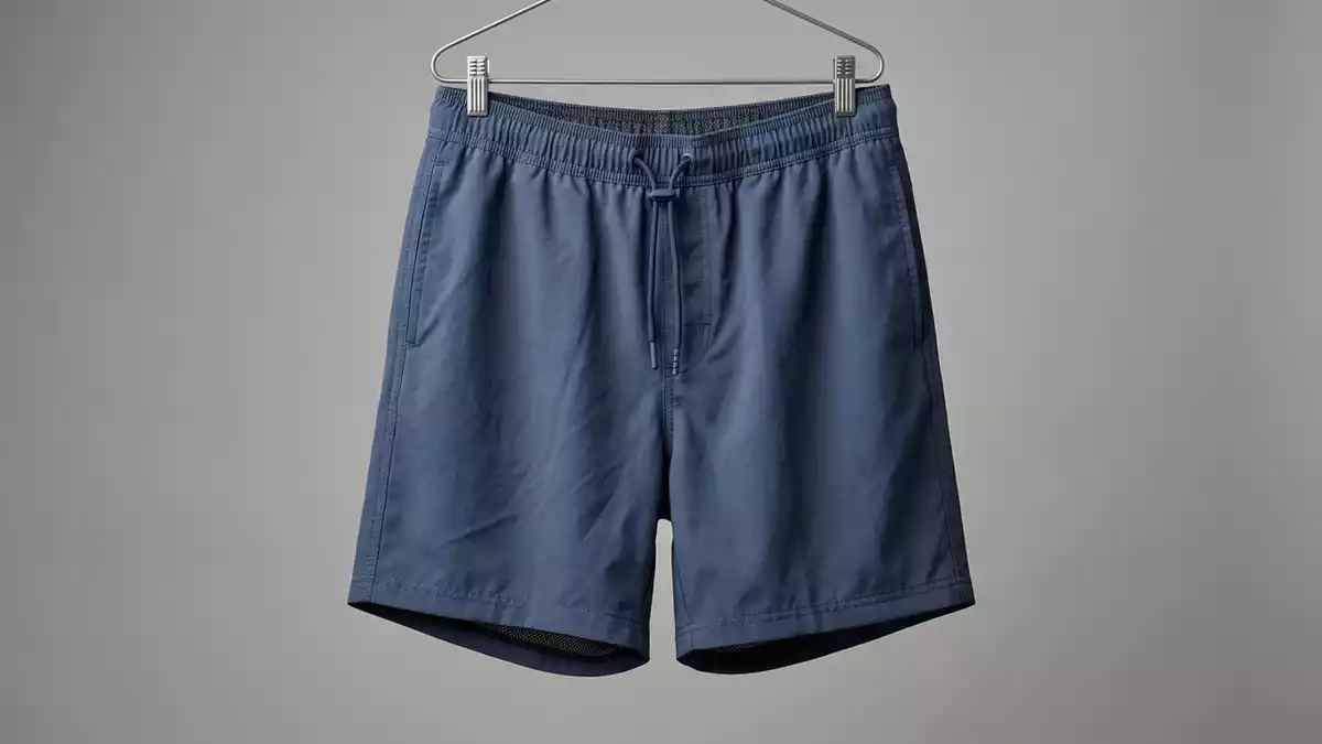 Fotorealistische Studioansicht von Badeshorts in neutraler Produktdarstellung, neutral