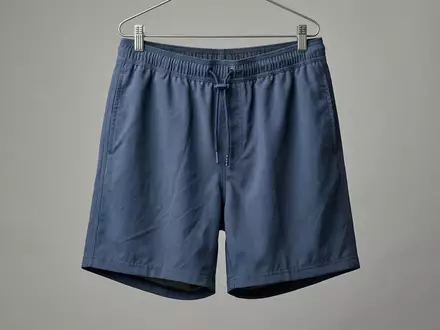 Fotorealistische Studioaufnahme von Badeshorts zum Thema Volcom Herren Badeshorts Lido, klare Lichtfuehrung - Foto: THN