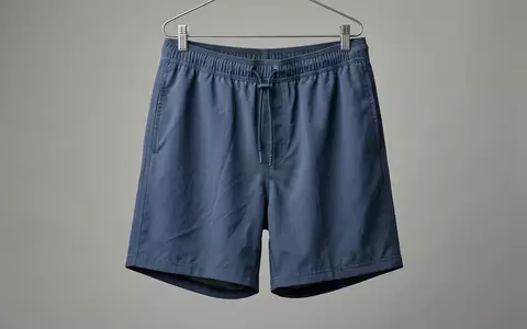 Fotorealistische Studioaufnahme von Badeshorts zum Thema Volcom Herren Badeshorts Lido, klare Lichtfuehrung - Foto: THN