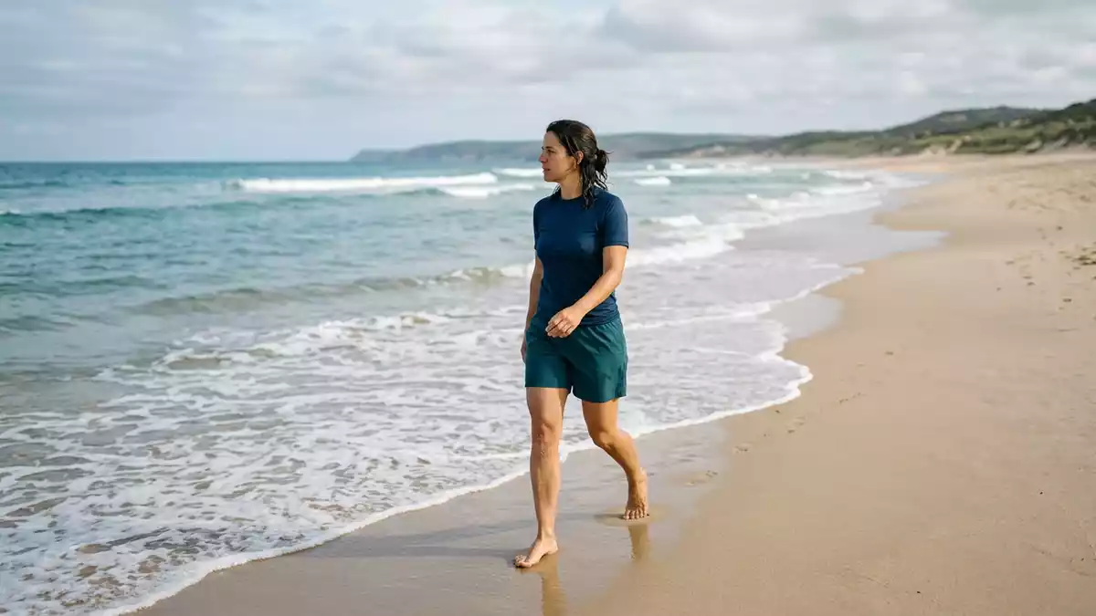 Fotorealistische Ansicht von Badeshorts am Strand in realer Umgebung, neutral