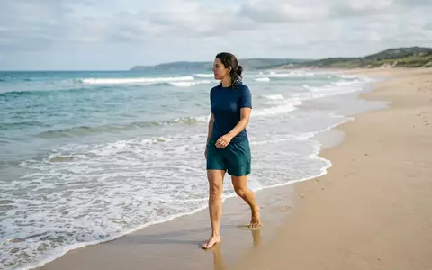 Fotorealistische Aufnahme von Badeshorts am Strand zum Thema Volcom Herren Badeshorts Lido, natuerliches Licht - Foto: THN