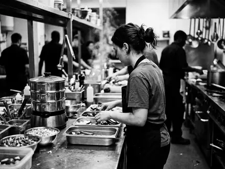 Schwarzweiss-Reportage mit Dampfgaraufsatz zum Thema Thermomix TM6 Zubehör Varoma, hoher Kontrast, sachlich dargestellt - Foto: THN
