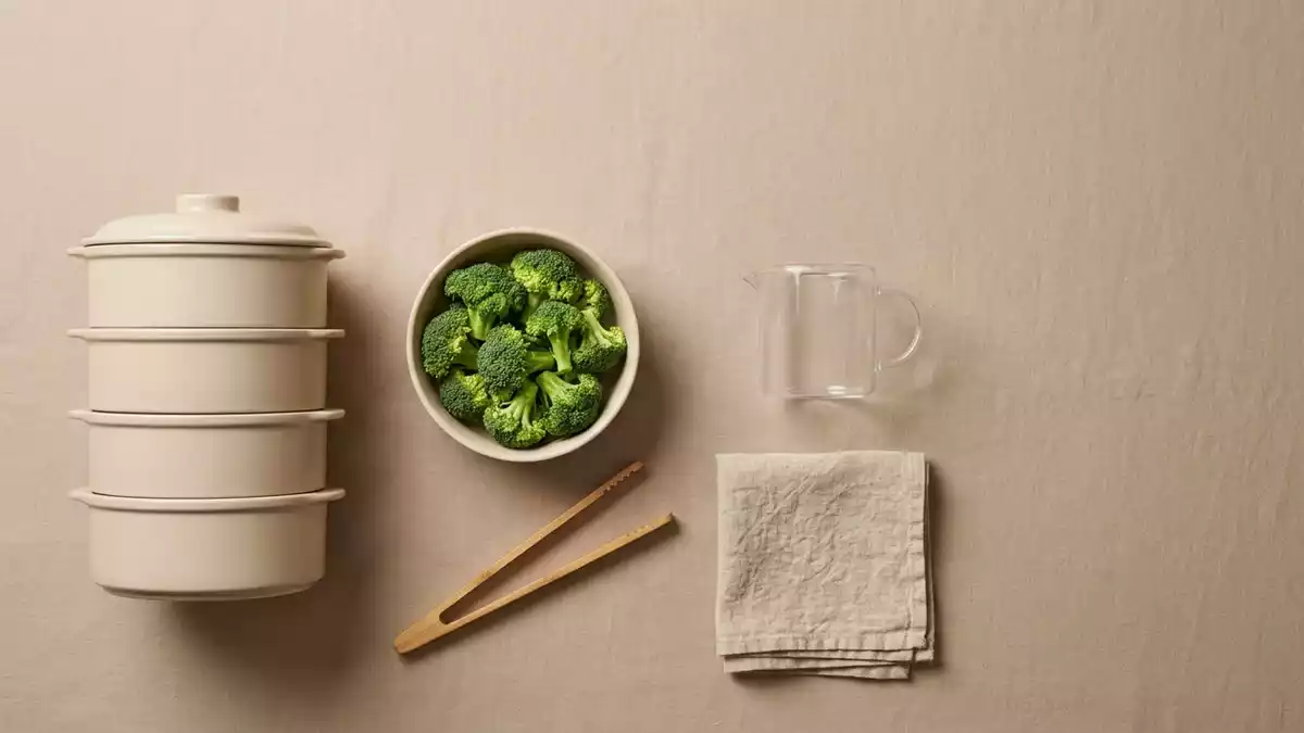 Flatlay-Arrangement rund um Dampfgaraufsatz mit passenden Requisiten von oben, neutral