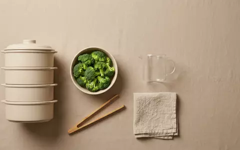 Flatlay-Arrangement rund um Dampfgaraufsatz zum Thema Thermomix TM6 Zubehör Varoma, weiches Oberlicht - Foto: THN