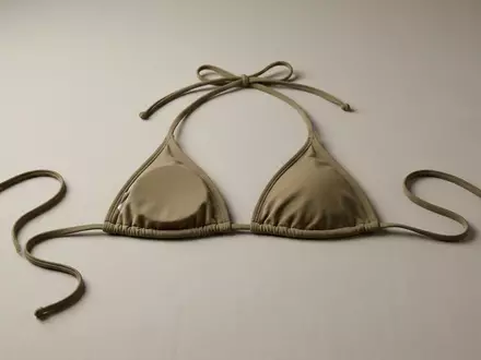 Fotorealistische Studioaufnahme von Bikinioberteil zum Thema Volcom Damen Bikini-Top Simply, klare Lichtfuehrung - Foto: THN