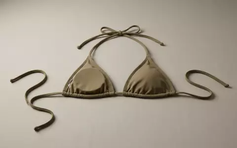 Fotorealistische Studioaufnahme von Bikinioberteil zum Thema Volcom Damen Bikini-Top Simply, klare Lichtfuehrung - Foto: THN