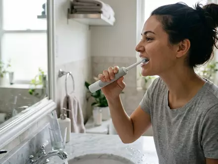 Fotorealistische Aufnahme von Elektrische Zahnbuerste im Badezimmer zum Thema Oral-B iO Series 8, natuerliches Licht - Foto: THN
