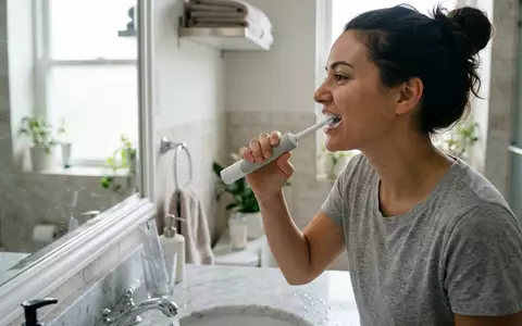 Fotorealistische Aufnahme von Elektrische Zahnbuerste im Badezimmer zum Thema Oral-B iO Series 8, natuerliches Licht - Foto: THN