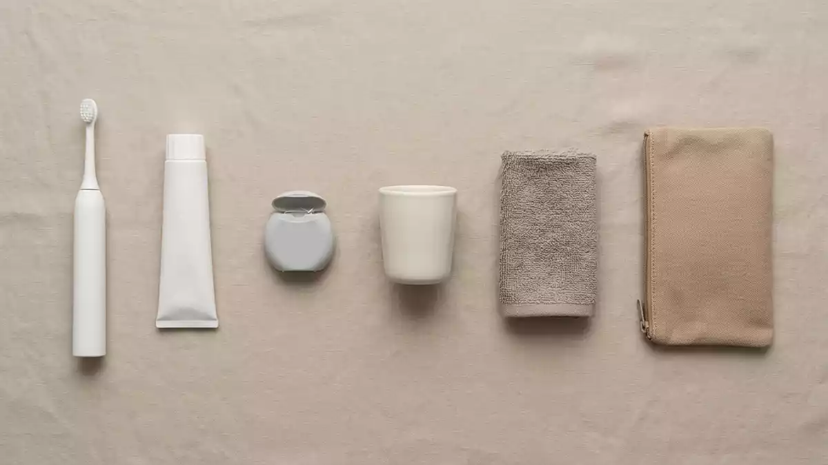 Flatlay-Arrangement rund um Elektrische Zahnbuerste mit passenden Requisiten von oben