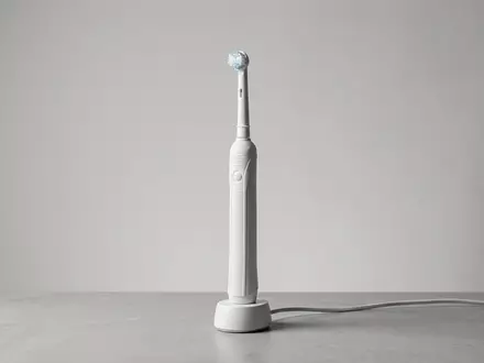 Fotorealistische Studioaufnahme von Elektrische Zahnbuerste zum Thema Oral-B iO Series 4, klare Lichtfuehrung - Foto: THN