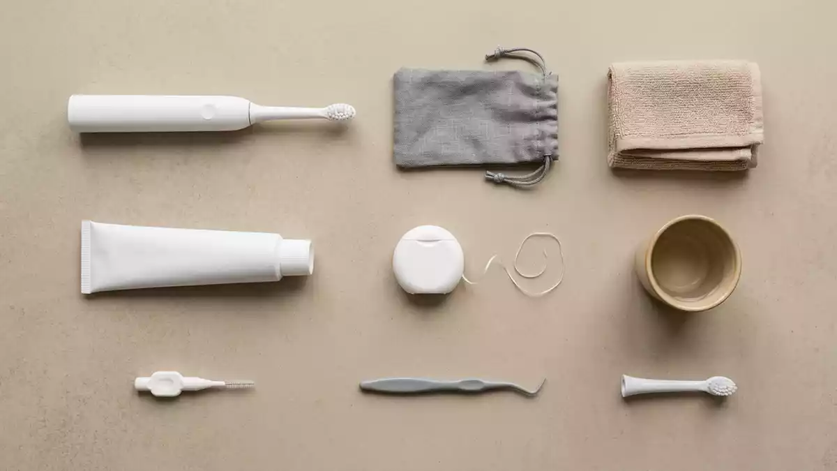 Flatlay-Arrangement rund um Elektrische Zahnbuerste mit passenden Requisiten von oben