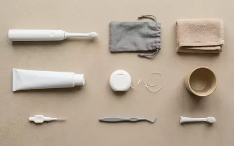 Flatlay-Arrangement rund um Elektrische Zahnbuerste zum Thema Oral-B iO Series 4, weiches Oberlicht - Foto: THN