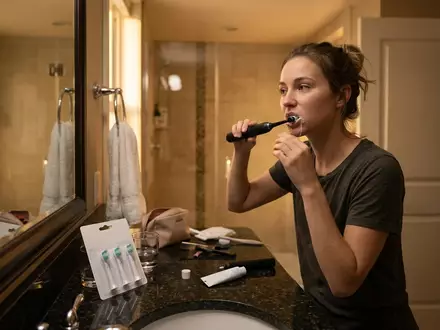 Fotorealistische Aufnahme von Aufsteckbuersten im Hotelbad zum Thema Oral-B Aufsteckbürsten iO Ultimate, warmes Abendlicht - Foto: THN