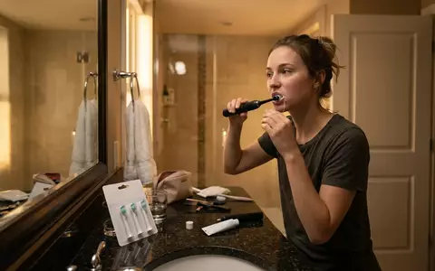 Fotorealistische Aufnahme von Aufsteckbuersten im Hotelbad zum Thema Oral-B Aufsteckbürsten iO Ultimate, warmes Abendlicht - Foto: THN