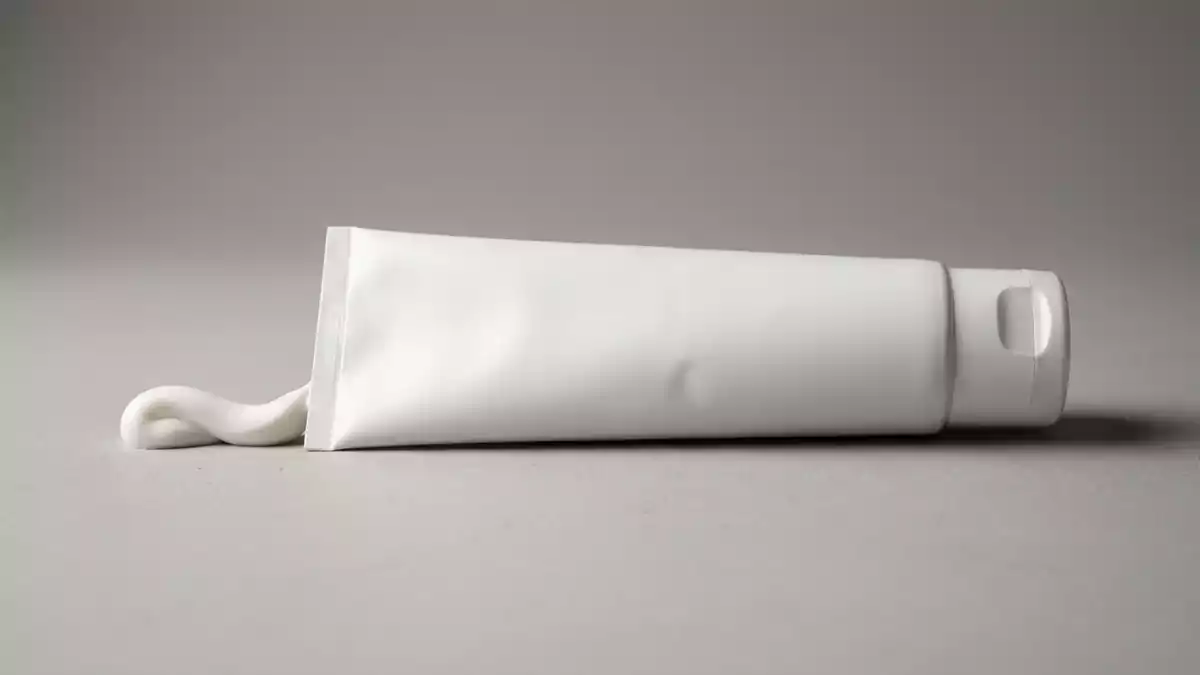 Fotorealistische Studioansicht von Zahnpasta in neutraler Produktdarstellung, neutral