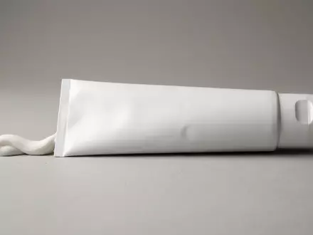 Fotorealistische Studioaufnahme von Zahnpasta zum Thema Oral-B 3D White Zahnpasta, klare Lichtfuehrung - Foto: THN