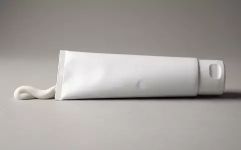 Fotorealistische Studioaufnahme von Zahnpasta zum Thema Oral-B 3D White Zahnpasta, klare Lichtfuehrung - Foto: THN