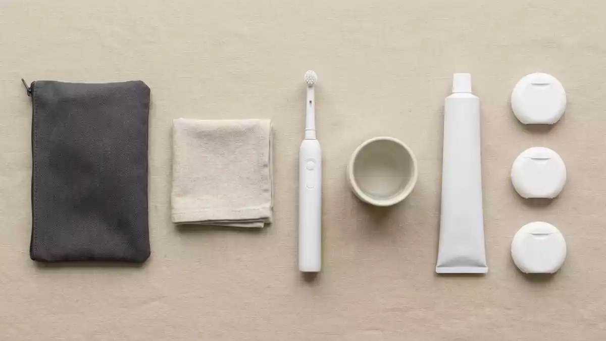 Flatlay-Arrangement rund um Elektrische Zahnbuerste mit passenden Requisiten von oben