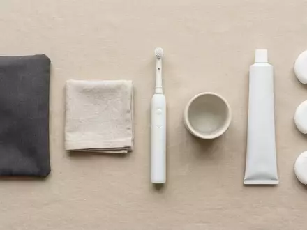 Flatlay-Arrangement rund um Elektrische Zahnbuerste zum Thema Oral-B iO Series 9, weiches Oberlicht - Foto: THN