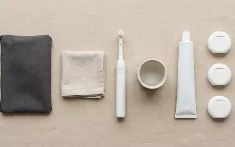 Flatlay-Arrangement rund um Elektrische Zahnbuerste zum Thema Oral-B iO Series 9, weiches Oberlicht - Foto: THN