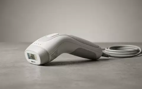 Fotorealistische Studioaufnahme von IPL-Haarentferner zum Thema Smoothskin Gold IPL Haarentferner, klare Lichtfuehrung - Foto: THN