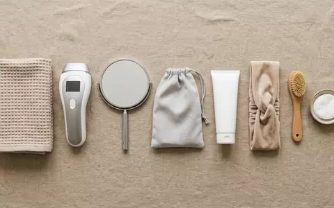 Flatlay-Arrangement rund um IPL-Haarentferner zum Thema Smoothskin Gold IPL Haarentferner, weiches Oberlicht - Foto: THN