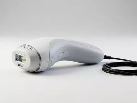 Fotorealistische Studioaufnahme von IPL-Haarentferner zum Thema Smoothskin Pure Fit IPL, klare Lichtfuehrung - Foto: THN