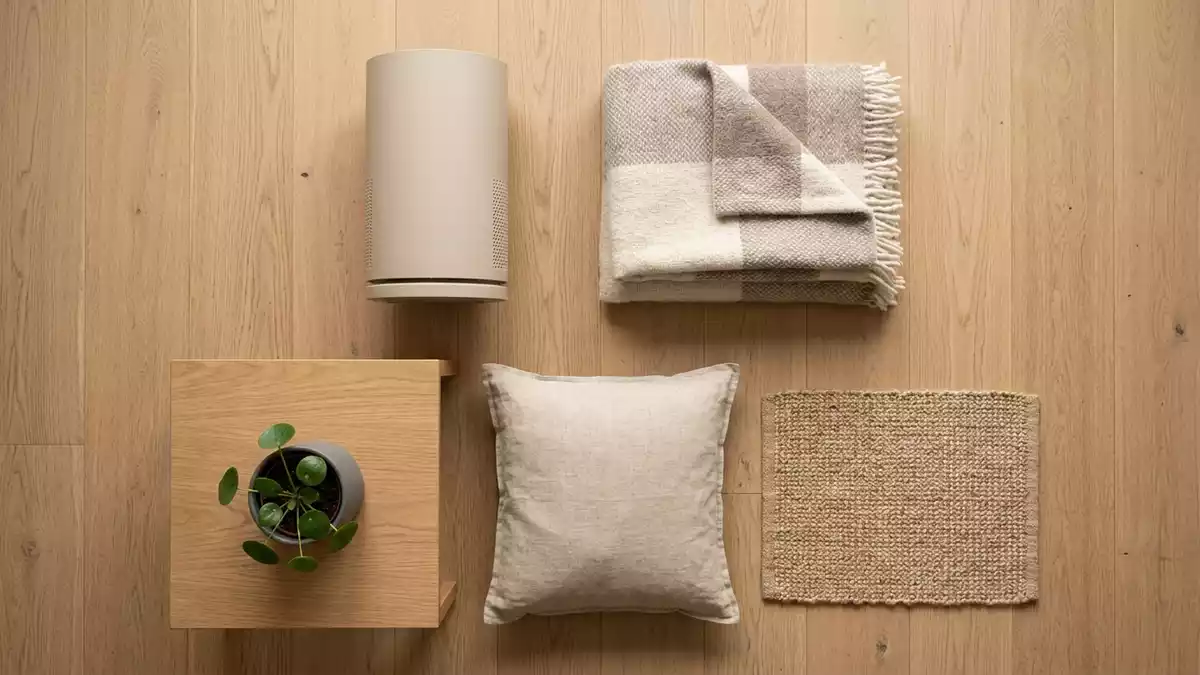 Flatlay-Arrangement rund um Luftreiniger mit passenden Requisiten von oben, neutral